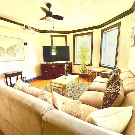 Midway Hideaway -Cozy 1Br- Parking Apartment