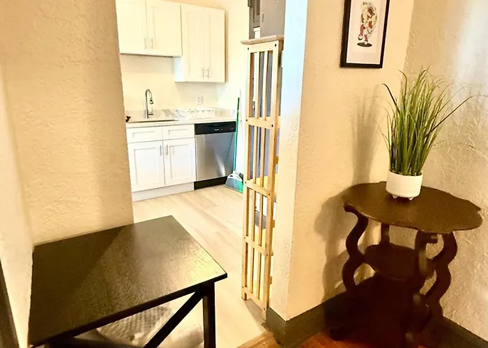 Midway Hideaway -cozy 1br- Parking