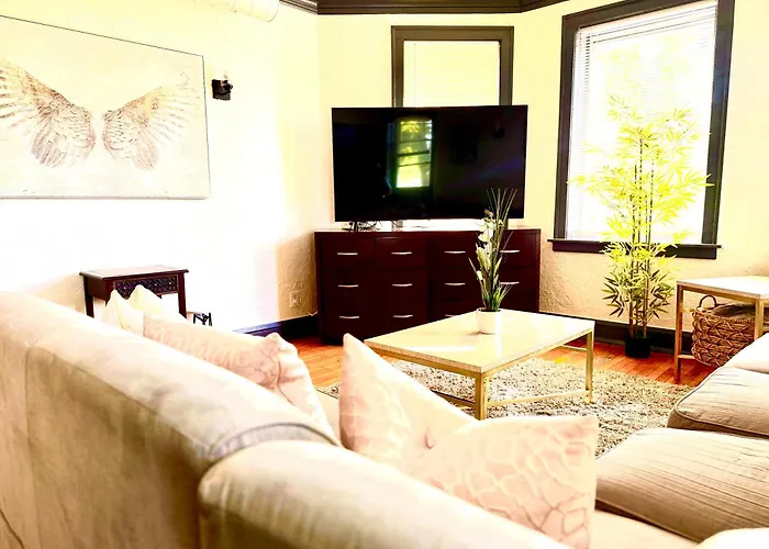 Midway Hideaway -cozy 1br- Parking *